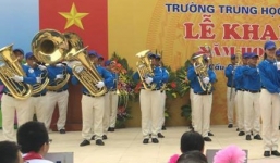 Pháp luân công xuất hiện trong lễ khai giảng tại trường THCS  