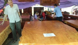 Phản gỗ gõ nguyên khối 2 tỷ đồng, đại gia Việt chưa dám mua