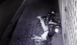 Video: Nam thanh niên lái xe tông thẳng vào cửa nhà dân