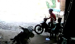 Người mẹ kéo ngã 2 tên cướp, giành lại iPhone cho con gái