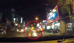 Video: Nam thanh niên đánh võng, gây sự với tài xế ô tô