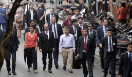 Video: Tổng thống Pháp dạo phố cổ, uống cà phê Hà Nội