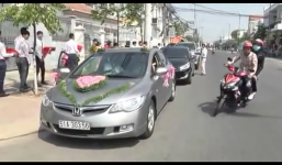 Video hai thanh niên giật máy quay phim đám cưới lọt vào khung hình bị bắt giữ