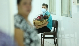 Minh Thuận khóc và viết chữ Đàm Vĩnh Hưng khi Mr Đàm vào thăm