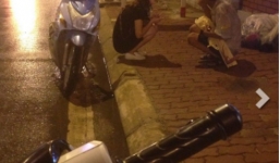 Hành động đẹp của cô gái trẻ với người đàn ông vô gia cư gây 'bão mạng'