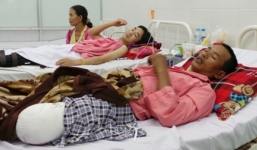 Cha mất tay, con cụt chân do đạn nổ