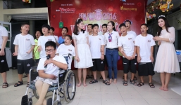 Tân Hoa hậu Đỗ Mỹ Linh đi chân đất vui trung thu cùng trẻ em nhỏ