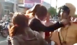 Bị CSGT lập biên bản, cô gái phun nước bọt và cắn tổ công tác