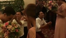 Chàng trai nhận hoa từ cô dâu để cầu hôn bạn gái ngay tại đám cưới bạn