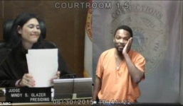 Video: Đôi bạn học hội ngộ từ tòa án tới trại giam