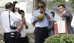 Video: Obama thoải mái uống nước dừa trên đường phố Lào