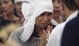 Lễ đưa tang NSƯT Hán Văn Tình: Vợ con khóc ngất trong giờ phút tiễn biệt