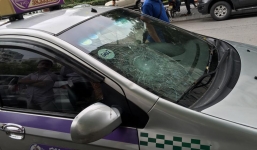 2 thanh niên đi xe máy trả giá vì hành hung tài xế, đập vỡ kính taxi