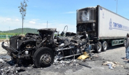 Đầu kéo container cháy rụi sau 15 phút, tài xế thoát chết