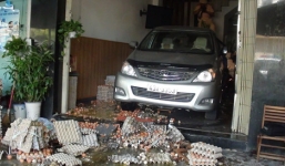 Tài xế Innova lùi nát xe SH trong quán cà phê, 2 người nguy kịch