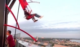 Thót tim khi ngồi trên chiếc xích đu lơ lửng cách mặt đất 100 mét