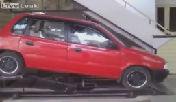 Garage ô tô trong gầm cầu thang siêu gọn cho nhà mặt phố