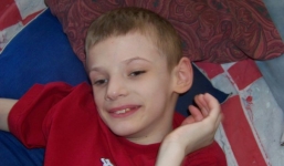 Mẹ phê thuốc, bỏ con bị tự kỷ chết đói giữa cánh đồng