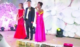 Nhà trai gây sốc, mang hơn 20 tỷ 'đập vào mặt' cô dâu ngay lễ đường