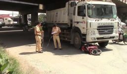 Tin TNGT mới nhất ngày 8/9: Cô gái ngất xỉu khi bị xe ben cán nát chân