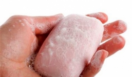 Xà phòng diệt khuẩn ở Việt Nam chứa chất Mỹ cấm dùng