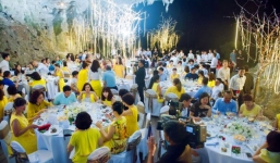 Yêu cầu chấm dứt bày tiệc trong hang động Hạ Long