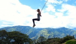 Cô gái gây thót tim với màn chơi xích đu trên mép vực thẳm