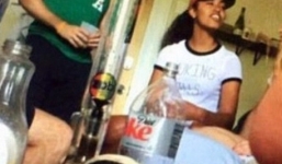 Con gái Obama lại gây tranh cãi khi ngồi gần bình hút cần sa