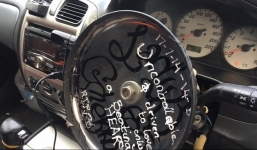 Hy hữu chuyện tài xế dùng chảo rán làm vô lăng