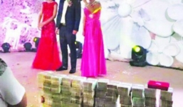 Nhà trai 'đại gia' xếp 21 tỷ đồng trên sân khấu hôn lễ tặng cho nhà gái