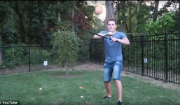 Thanh niên bị đứt gân tay vì múa kiếm tái hiện game chém hoa quả