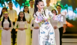 Clip phản ứng bất ngờ của Thu Minh khi gặp sự cố trên sóng trực tiếp VTV