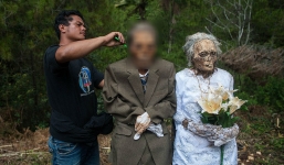 Video cận cảnh nghi lễ đào mồ, dựng người chết dậy 