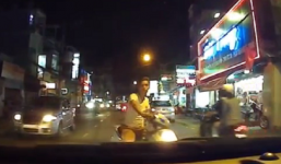 Thanh niên đầu trần, đánh võng, tạt đầu không cho ô tô vượt