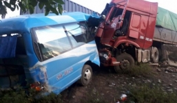 Tin TNGT mới nhất ngày 10/9: Xe bán tải đấu đầu xe khách