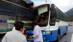 Lần đầu xuất hiện video xe tải cứu xe khách dưới chân đèo Bảo Lộc