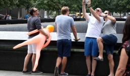 Mang búp bê tình dục đến khu tưởng niệm 11/9, nhóm đàn ông hứng chịu chỉ trích