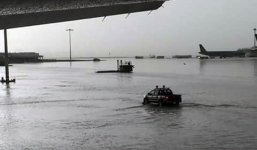 Sân bay Tân Sơn Nhất tiếp tục chìm trong bể nước vì mưa lớn kéo dài