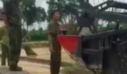 Chính quyền xã chặn máy gặt của nông dân vì không đóng tiền phí