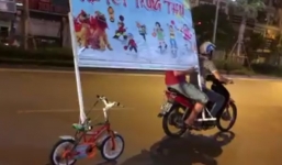 Màn vận chuyển biển quảng cáo 'sáng tạo' nhất Hà Nội