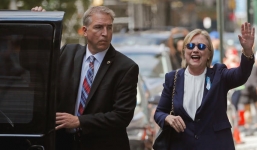 Hillary Clinton viêm phổi, không thể tự lên xe
