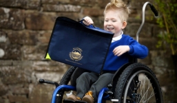 Bé trai người Anh sinh ra chỉ có 2\% não đã đi học