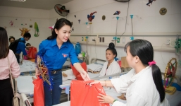 Người đẹp học giỏi nhất HHVN giản dị đi từ thiện cùng đàn chị