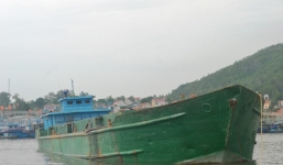 Bắt quả tang tàu lớn đổ chất thải ra biển