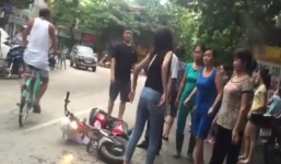 Nữ sinh vác dao rượt nhau gây náo loạn khu phố