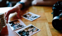 Gã trai cưỡng bức thiếu phụ, ép chụp ảnh không mặc quần áo tống tiền