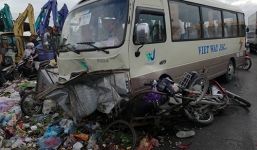 Hà Nội: Xe khách mất lái gây tai nạn, nhiều người bị thương