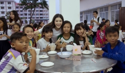 'Nữ hoàng kim cương' Lý Nhã Kỳ tự tay nấu ăn cho 300 trẻ mồ côi 