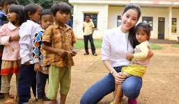 Nam Em vượt 300km tặng quà cho trẻ em nghèo dân tộc