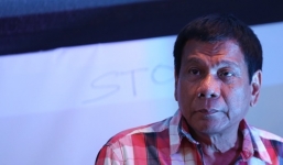 Ông Duterte chui vào nhà tắm khóc khi nghe tin con gái sẩy thai